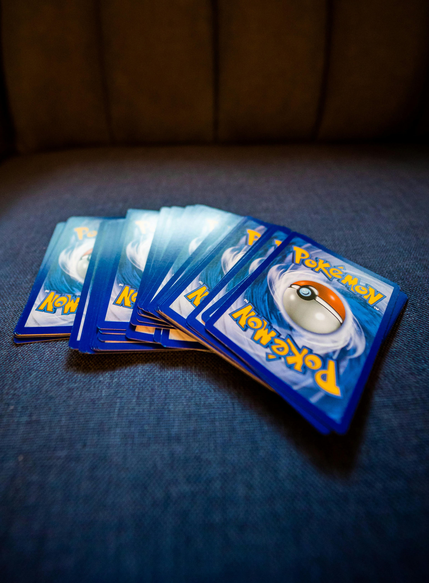Paquet de cartes Pokémon posé sur un fauteuil